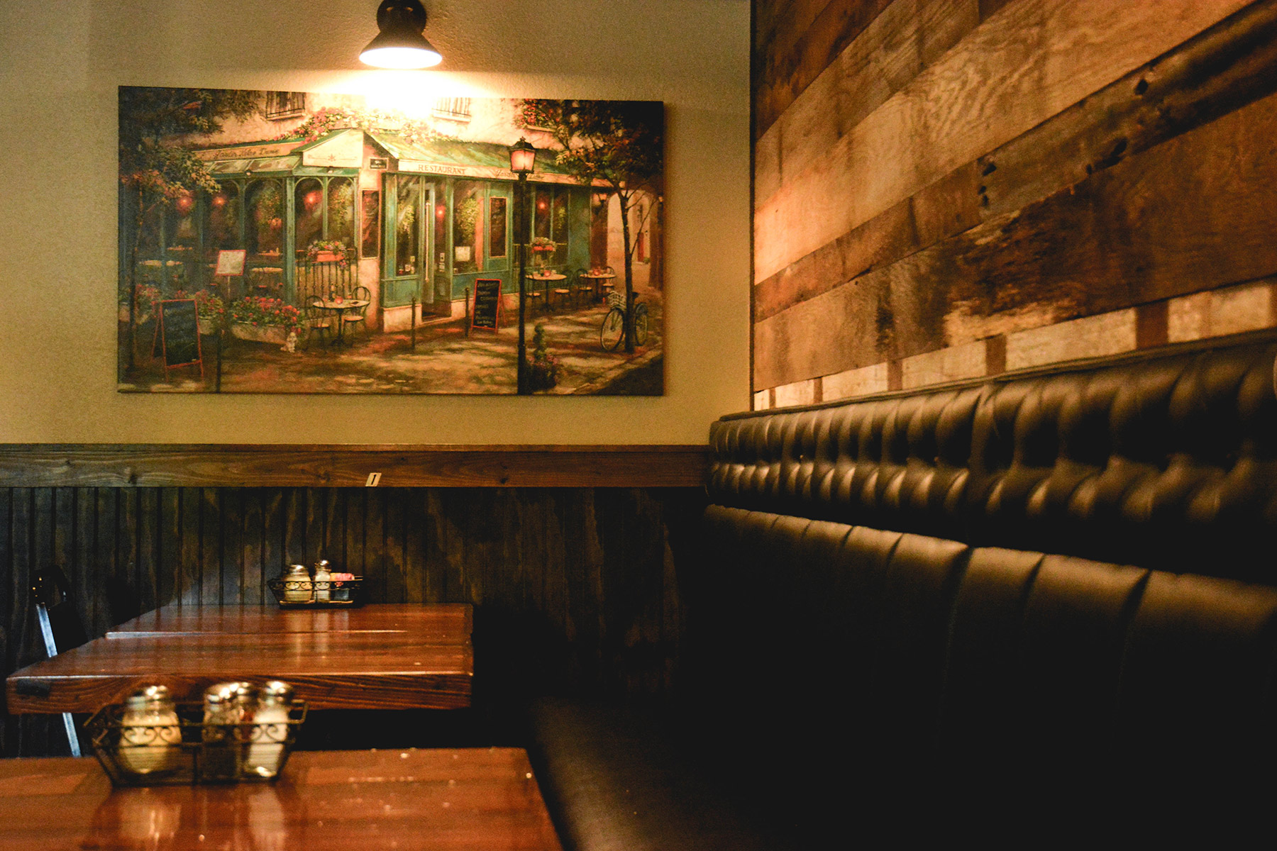Dining room at Chicago's Pizza Demorest